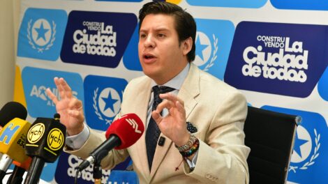 César Poveda, Coordinador General Jurídico del Municipio de Guayaquil, durante la rueda de prensa sobre el bloqueo en la compra de insulina.