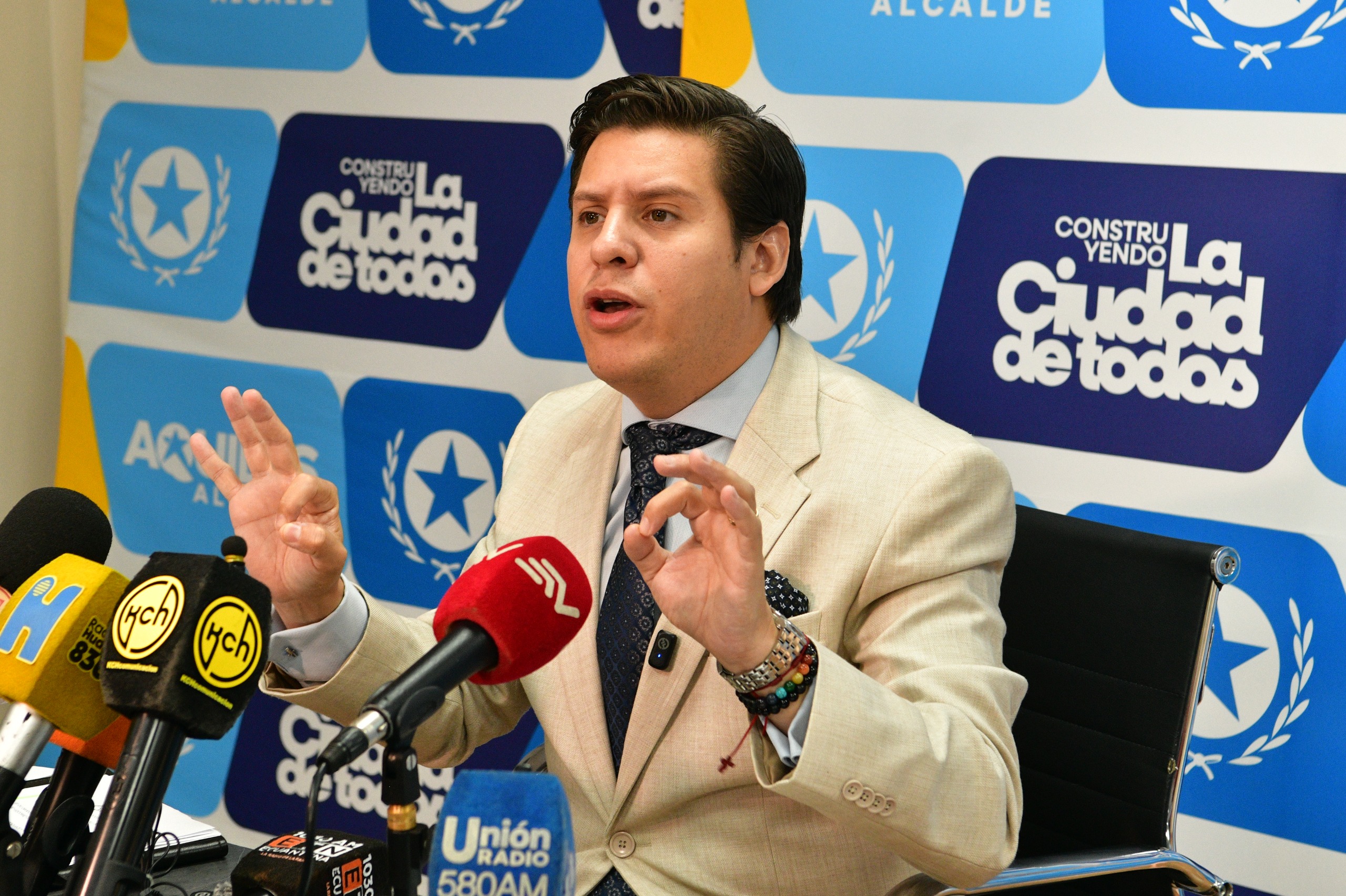 César Poveda, Coordinador General Jurídico del Municipio de Guayaquil, durante la rueda de prensa sobre el bloqueo en la compra de insulina.