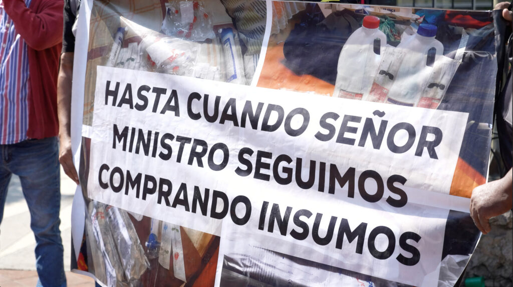 Con carteles, pacientes renales denuncian que deben costear sus tratamientos ante la falta de provisión estatal.