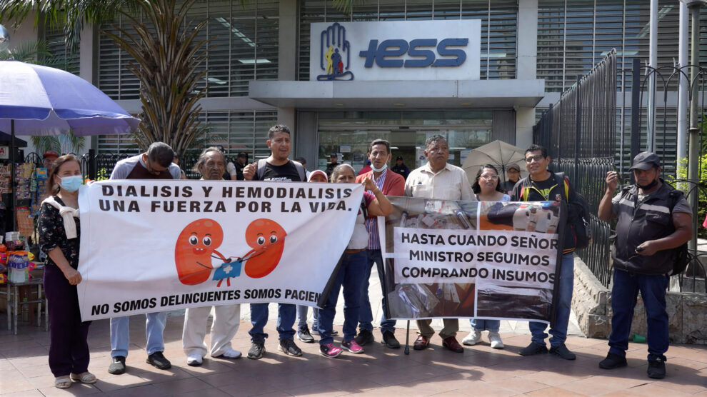 Pacientes renales y diabéticos protestan frente al IESS en Guayaquil para exigir insumos médicos y atención digna.