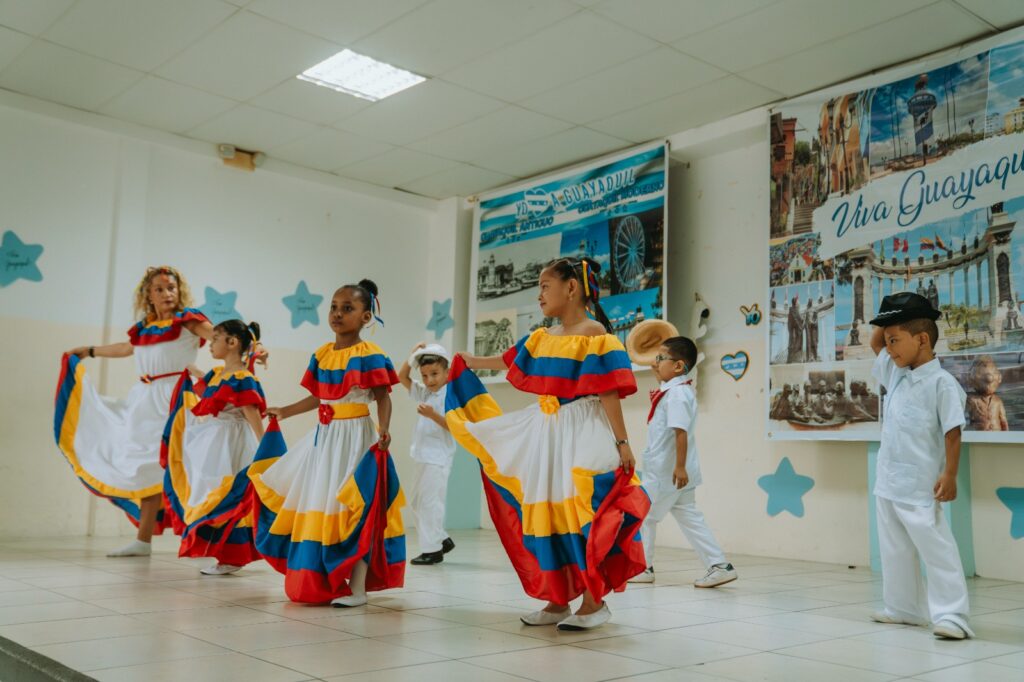 Niños y adolescentes participan en actividades de estimulación temprana y desarrollo emocional en espacios inclusivos.