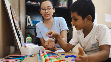 Profesionales municipales brindan terapias de lenguaje y psicopedagogía en los Centros de Apoyo para personas con discapacidad.