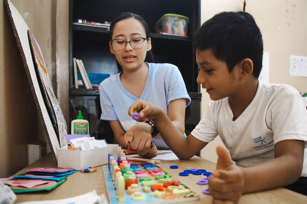 Profesionales municipales brindan terapias de lenguaje y psicopedagogía en los Centros de Apoyo para personas con discapacidad.